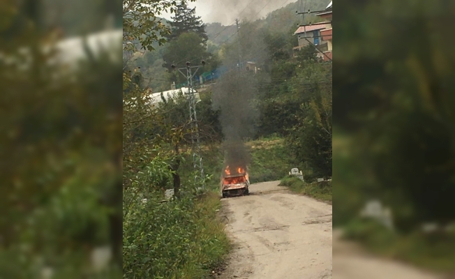 Kastamonu’da otomobil alev alev yandı