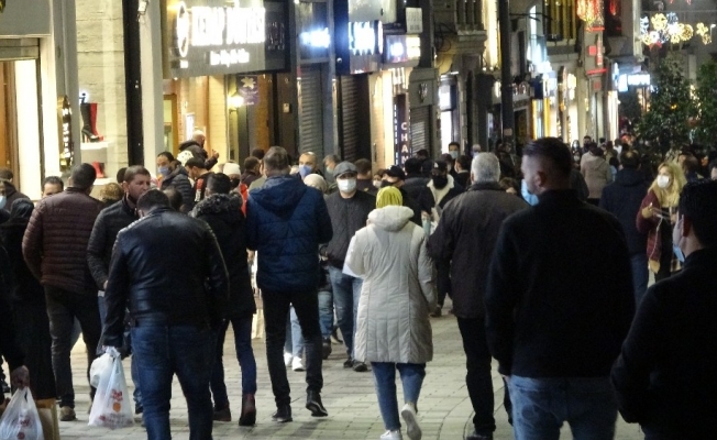 Kısıtlama öncesi Taksim ve İstiklal Caddesi’nde yoğunluk