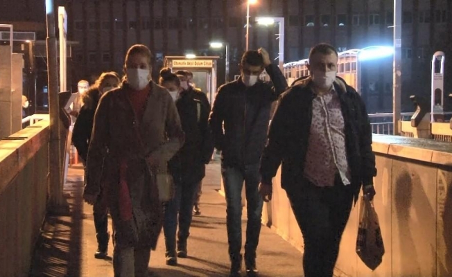 Kısıtlamanın ardından iş başı yapan vatandaşlar yollara akın etti