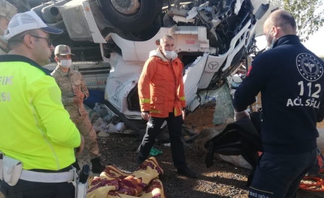 Mardin’de mısır yüklü tır şarampole uçtu: 1 ölü