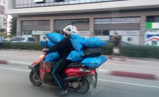 Motosikletlinin 8 kömür çuvalıyla tehlikeli yolcuğu