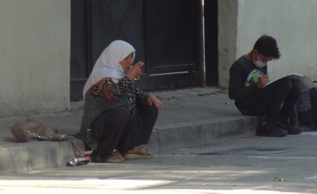 Okul önünde alkol alan kadına Kabahatler Kanunu'ndan işlem yapıldı