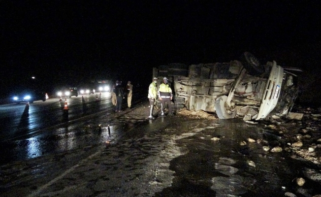 Pancar yüklü kamyon devrildi, sürücü ağır yaralandı