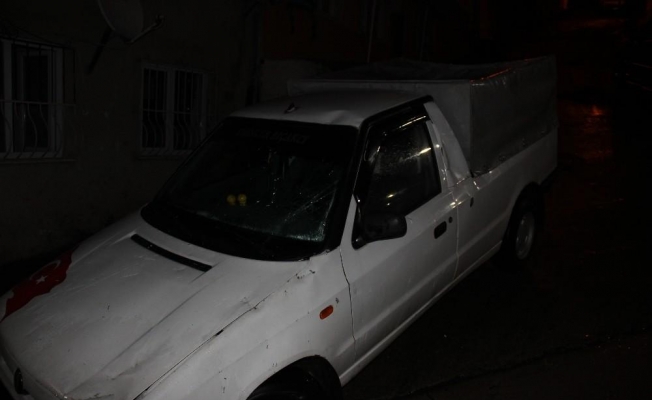 Rize’de 2 araç kökünden kopan ağacın altında kaldı