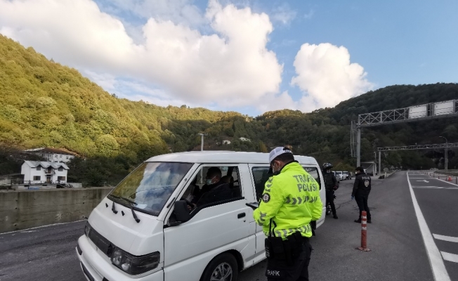 Salgınla mücadelede emniyet ekipleri hız kesmiyor