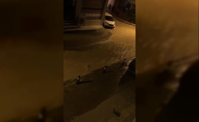 Su borusu patladı, yol çöktü