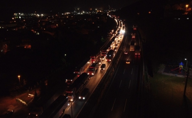 TEM’de kamyon tıra çarptı, Ankara istikametinde araç kuyruğu oluştu