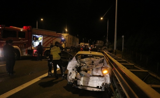 TEM’deki feci kazada hurdaya dönen araçtan sağ kurtuldular