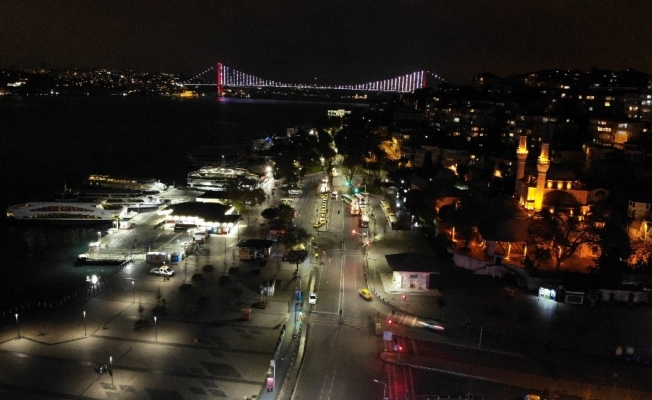 56 saatlik kısıtlamanın başlamasıyla Üsküdar Meydanı boş kaldı