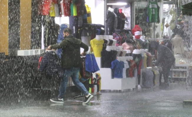 Antalya’da esnafın sağanak yağmurda mal kurtarma mücadelesi