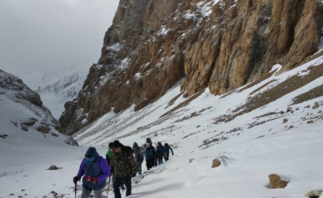 Azerbaycanlı ve Türk dağcılar “Haydar Zirvesi” ve “Atatürk Zirvesi”ne tırmandı