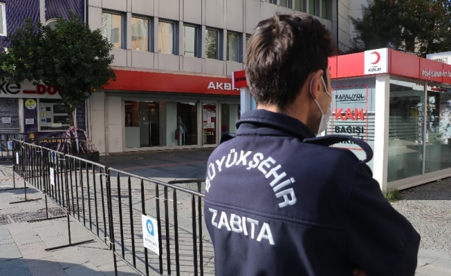 Bankların şeritlerle kapatıldığı o caddeye giriş 3 bin 500 kişiyle sınırlandırıldı