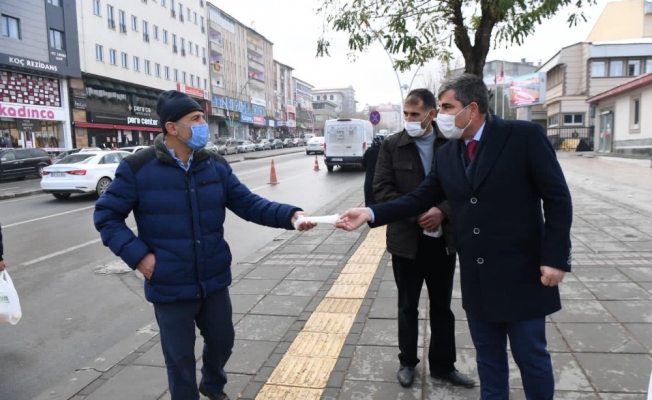 Başkan Asya vatandaşlara maske dağıttı