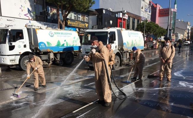 Boş kalan caddeler yıkanarak dezenfekte edildi