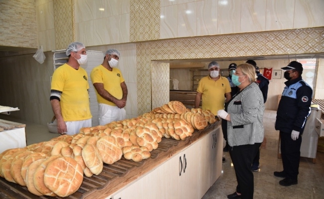 Ceyhan’da fırın ve market çalışanlarına maske dağıtıldı