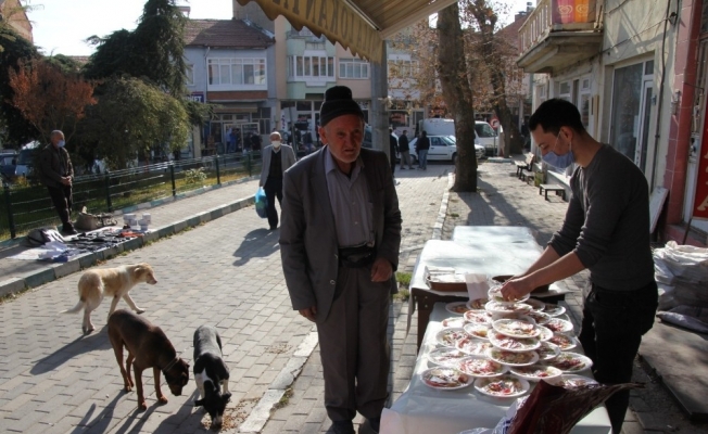 Duyarlı esnaf, pazarda sokak hayvanları için meyve tabağı sattı