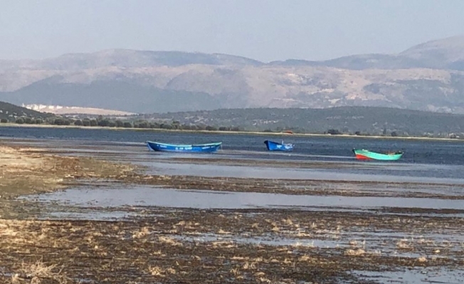 Eğirdir Gölü ikiye bölünmeyle karşı karşıya