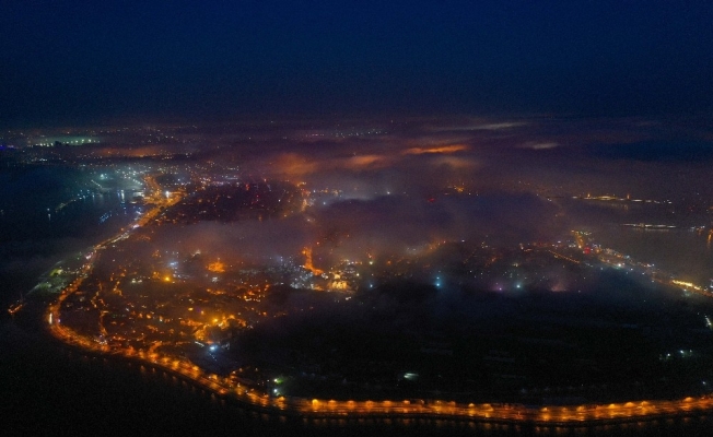 İstanbul’da gece masalsı sis manzarası