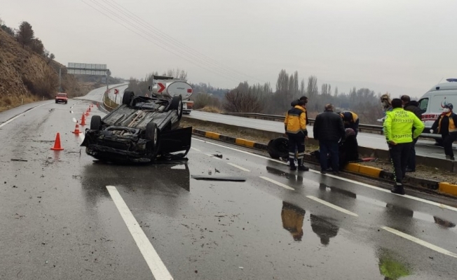 Kayganlaşan yolda otomobil takla attı, bir aile ölümden döndü