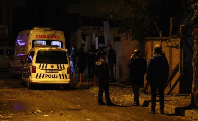 Tartıştığı kişiyi kafasına taşla vurarak öldürdü