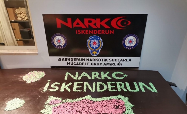 Uyuşturucu haplar duvarın içinden çıktı