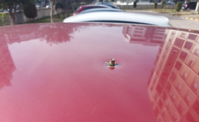 Arabanın tavanına mermi saplandı