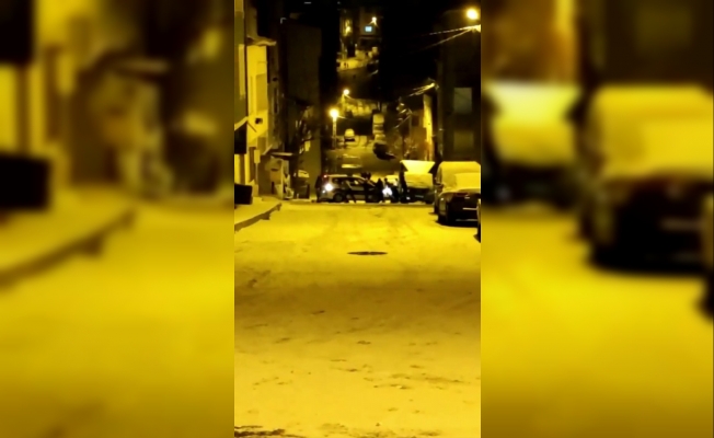 Arnavutköy’de kartopu oynayanlar vatandaş mahallede kalan polis aracını böyle kurtardı
