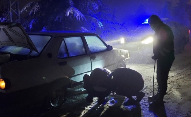 Elazığ’da kar etkili oldu, yolda kalanlara jandarma yetişti