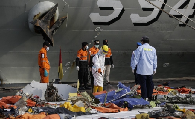 Endonezya’da düşen yolcu uçağının enkazını arama çalışmaları durduruldu