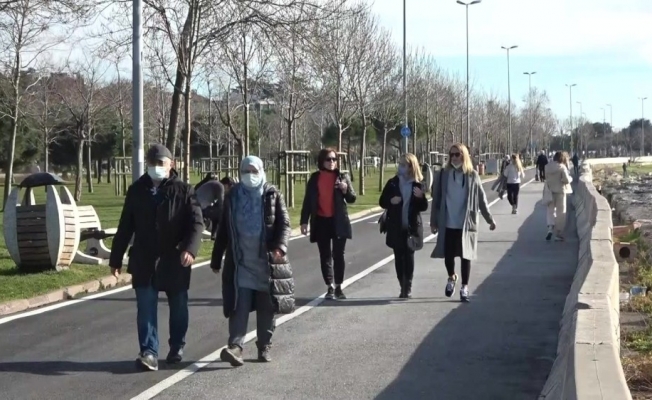 Güneşi gören İstanbullular sokağa çıkma kısıtlamasında Caddebostan sahiline akın etti