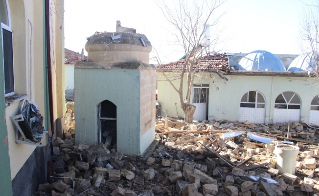 Karaman’da yıldırım düşen caminin minaresi yıkıldı