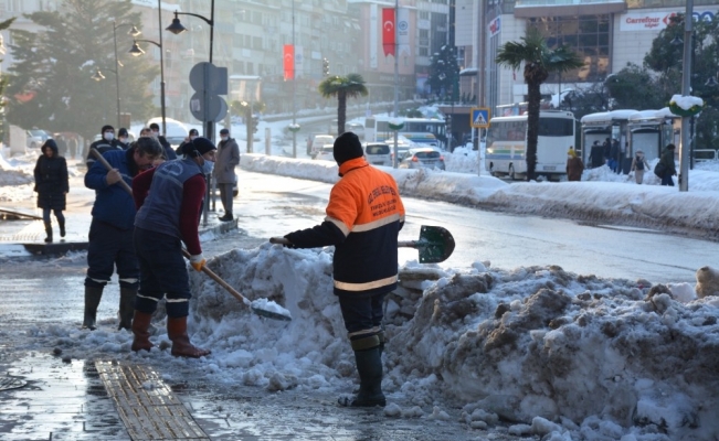 Kdz. Ereğli’de kar kütleleri kaldırılıyor