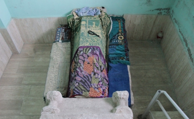 Yıkılma tehlikesiyle karşı kaşıya olan Karağaç Baba’nın türbesi yenileniyor