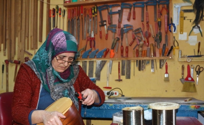 29 yıl önce eşinden öğrendiği sazın ustası oldu