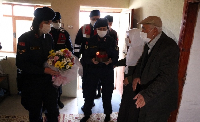 50 yıllık evli çifte jandarmadan 14 Şubat sürprizi