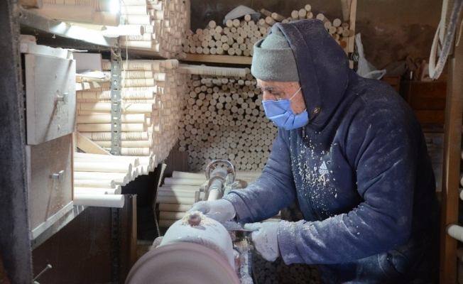 85’lik Abdullah usta fabrika gibi çalışıyor, günde 500 keser sapı üretiyor