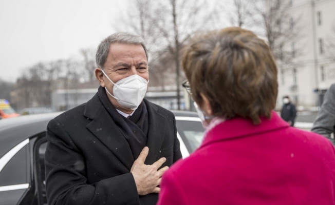 Almanya Savunma Bakanlığından Akar için Türkçe “Hoşgeldiniz” paylaşımı