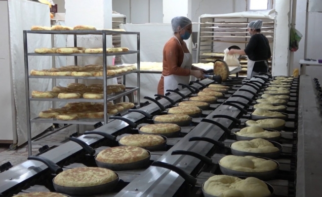 Büyükşehir hayatından sıkılıp memleketine yerleşen emekli çift çevre illere ’bazlama’ satıyor