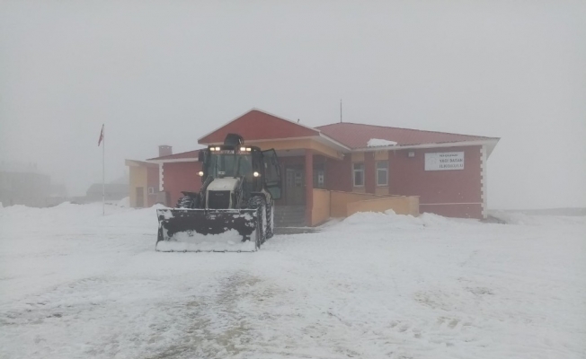Çaldıran Belediyesi okul bahçelerini kardan temizledi