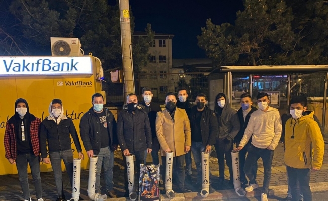 Eski su boruları mama kabı oldu