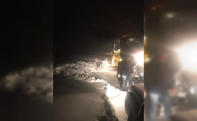 Hastane yolunda mahsur kalan vatandaşları ekipler kurtardı