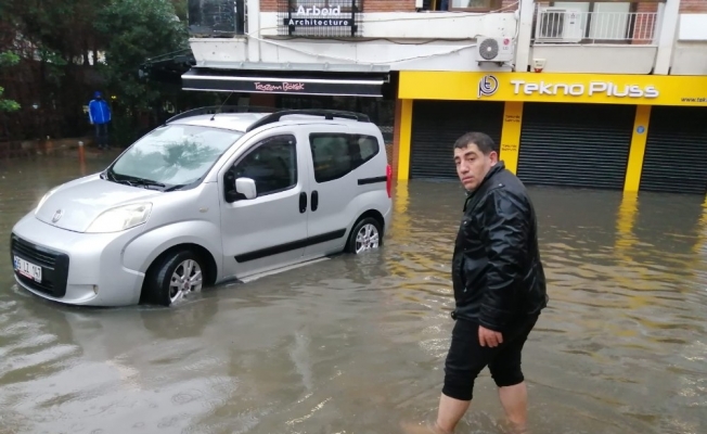 İzmir’i vuran sel felaketiyle esnaf ve vatandaş çaresiz kaldı