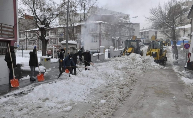 Kar kalınlığı 30 santimetreyi buldu, temizleme çalışmaları başladı