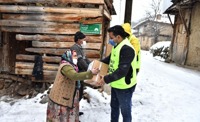 Karlı yolları aşıp yardım ulaştırdılar