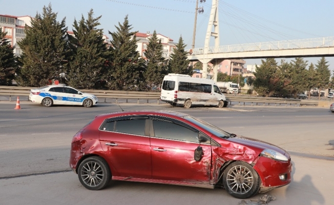 Kısıtlamada gezerken servis minibüsüne çarpıp kaçtılar