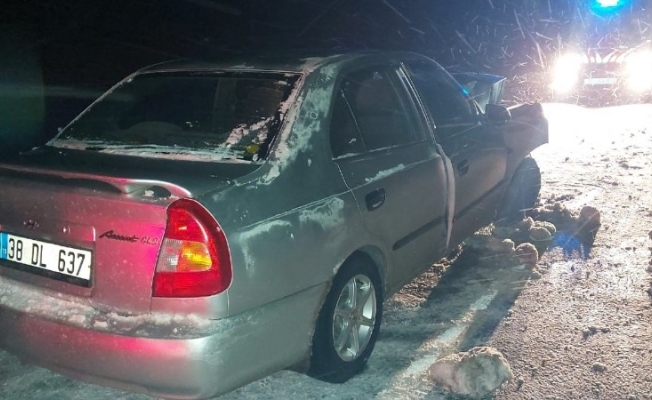 Otomobil tırın altına girdi: 3 yaralı