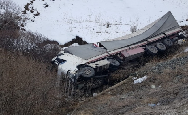 Sürücü uyudu, tır dereye uçtu