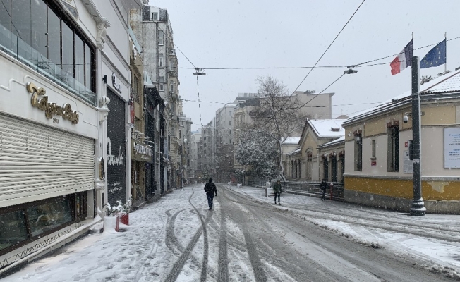 Taksim Meydanı beyaza büründü