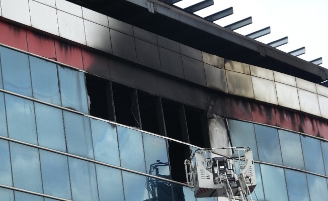 Ümraniye’de yanan fabrikada itfaiye ekiplerinin çalışması sürüyor