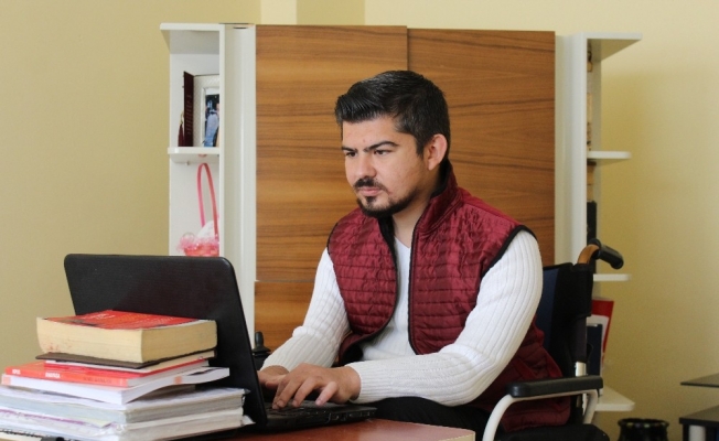 Yüzde 92 fiziksel engelli genç, 7’nci üniversitesini okuyor